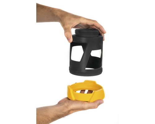 Twee productonderdelen worden door handen vastgehouden. Zwarte behuizing boven geel accessoire.