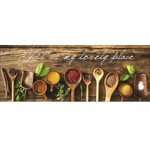 Decoratieve keukenafbeelding met kruiden in houten lepels en de tekst ''This is my lovely place'' op een houten achtergrond