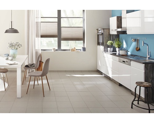 Lichte keuken met eettafel en moderne keukenkasten