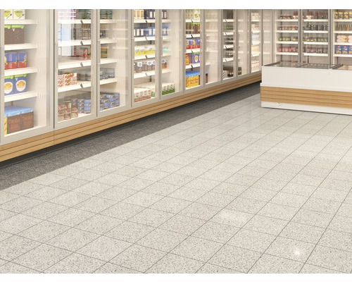 Vloertegels in een supermarkt met koelvakken.