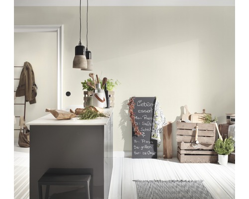 Lichte keuken met kookeiland, schoolbord en houten kisten voor opslag.