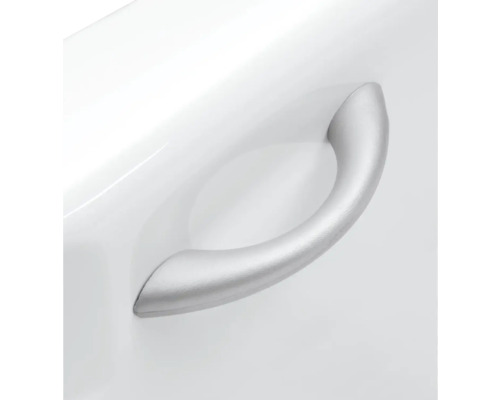 Gedetailleerde weergave van een zilverkleurige meubelgreep op een wit oppervlak