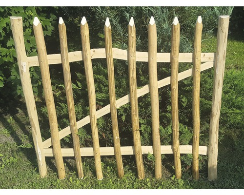 Houten hek met gepunte palen voor de tuin