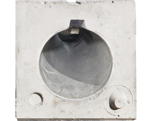 Betonnen schacht met buisdoorvoer