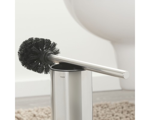 Toiletborstel met roestvrijstalen houder in de badkamer