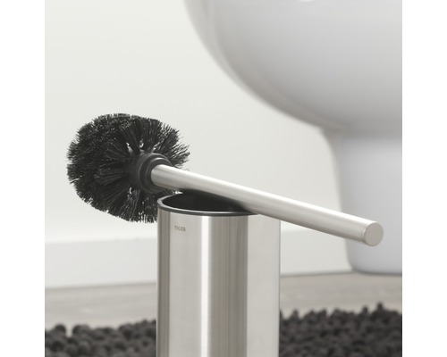Toiletborstel met metalen houder in de badkamer