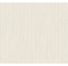 Close-up van een beige behang met een verticaal streepjespatroon.