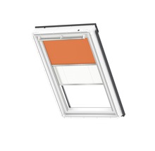 Dakvenster met rolgordijn en jaloezie