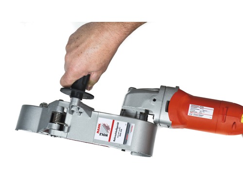 Buisslijpmachine in gebruik met hand aan de hendel