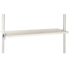 Houten plank met metalen steunen