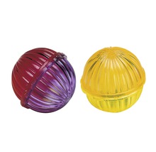 Twee gekleurde vijverballen