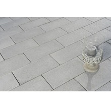 Rechthoekige betontegels met kaars in glas