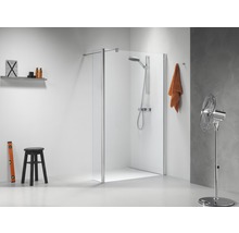 Badkamer met douchecabine, kruk en plank