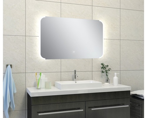 Moderne badkamer met verlichte spiegel, wastafel en onderkast