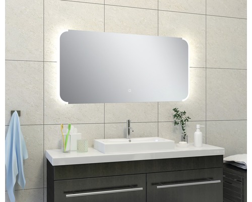 Moderne badkamer met verlichte spiegel, wastafel en kraan