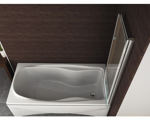 Badkamer met ligbad en douchewand