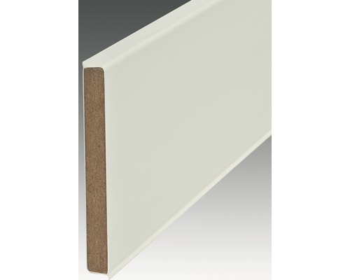 Plint met houten structuur en gecoat oppervlak