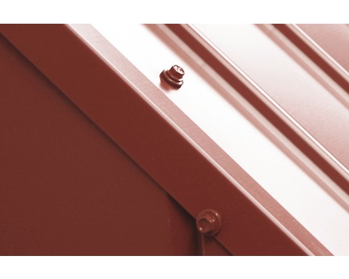 Detailopname van een trapeziumvormige plaatgevel met bevestigingsschroeven.