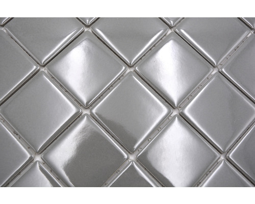 Close-up van zilverkleurige, vierkante mozaïektegels