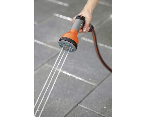 Tuinslangspuit in gebruik met waterstraal