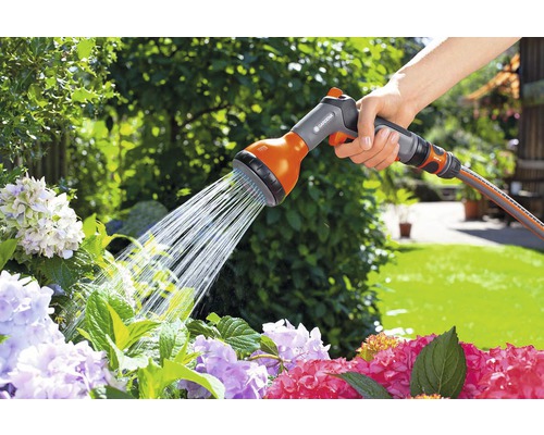 Tuin besproeien met een handsproeier