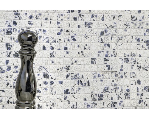 Wanddecoratie met mozaïektegels en pepermolen