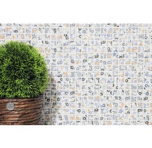 Decoratieve mozaïektegel met bloemmotief en kunstplant in pot.