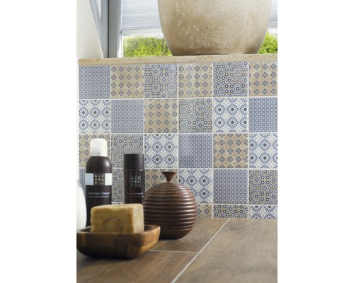 Badkamerontwerp met vierkante tegels met patronen