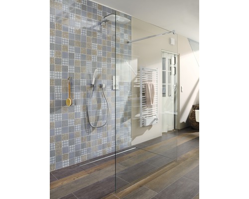 Badkamer met inloopdouche met douchekop, handdouche, douchegoot, verwarmd handdoekenrek en een wand met motief