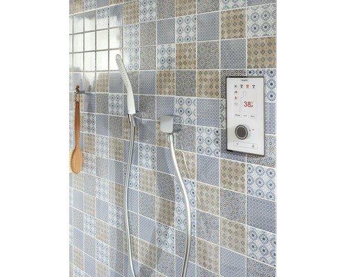 Douchescène met handdouche, douchearmatuur en digitale bediening op een betegelde muur.