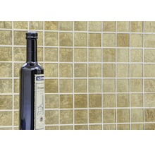Mosaïektegels met vierkant patroon op de muur