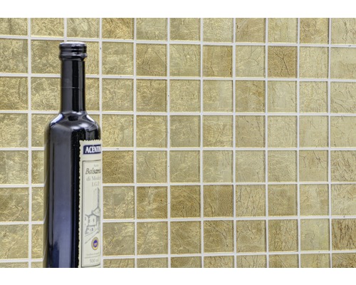 Mosaïektegels met vierkant patroon op de muur