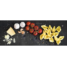 Ingrediënten voor pasta: pasta, tomaten, knoflook en kaas op een donkere achtergrond.