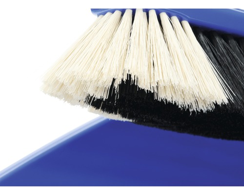 Detail van een veegborstel met een stoffer en blik