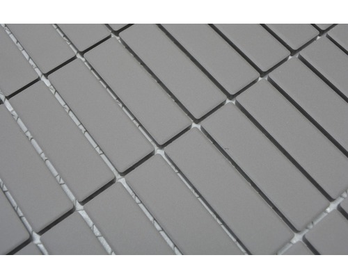 Grijze mozaïektegels in visgraatmotief