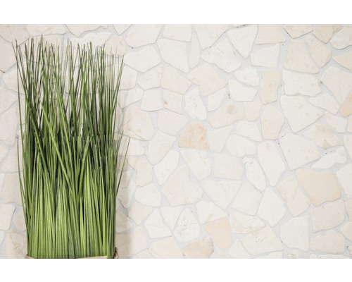 Decoratieve kunstplant voor een stenen muur