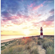 Vuurtoren op duin bij zonsondergang