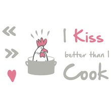 Decoratieve muursticker met kippenmotief en de spreuk Ik kus beter dan ik kook