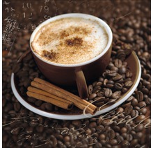 Kopje cappuccino met kaneelstokjes op koffiebonen