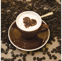 Kop koffie met hart op schotel en koffiebonen