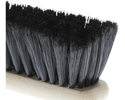 Detailopname van een straatveger met houten body en borstelharen