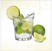 Glas met cocktail, ijs en stukjes limoen
