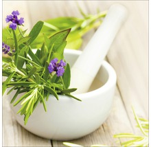 Vijzel met verse kruiden en lavendelbloemen op een houten tafel