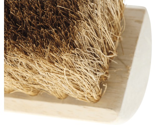 Detailweergave van een borstel met plantaardige vezelharen en houten handvat