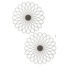 Twee decoratieve elementen in de vorm van bloemen met filigraan, lineaire bloemblaadjes en een rond centrum
