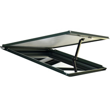 Open kweekbak met metalen frame en metalen afdekking