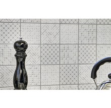 Wandtegels met geometrische patronen en keukengerei