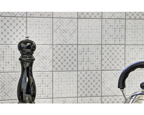 Wandtegels met geometrische patronen en keukengerei