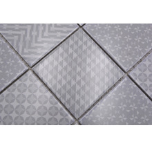 Close-up van tegels met geometrische patronen