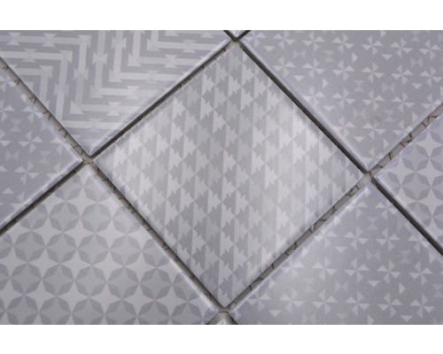 Close-up van tegels met geometrische patronen